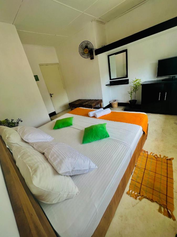 Louis Lake Villa Канди Экстерьер фото